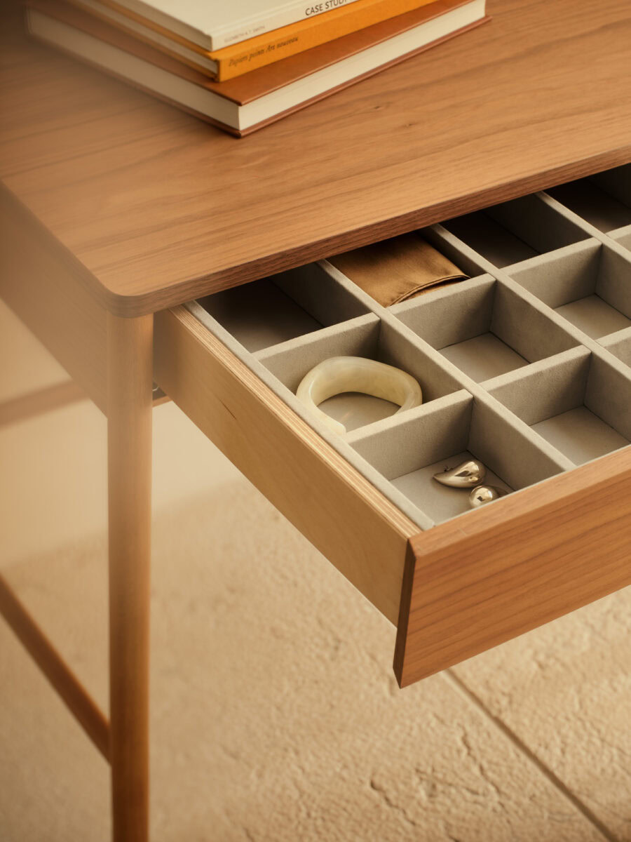 Bolzan-Flag-Beauty-desk-detail