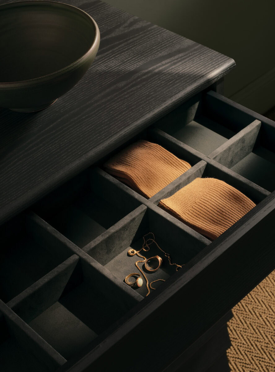 Rideaux-comò-nero-vite-cassetto