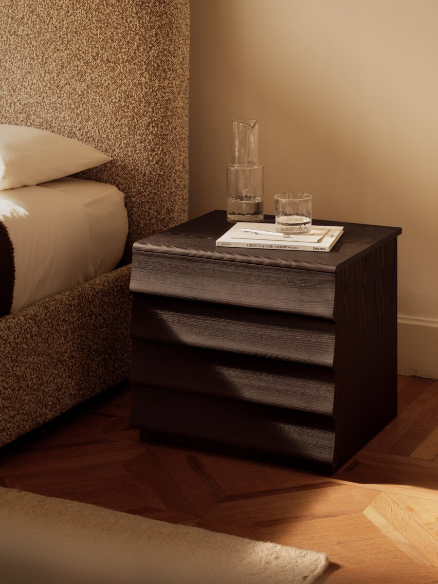 comodino-rideaux-nero-vite