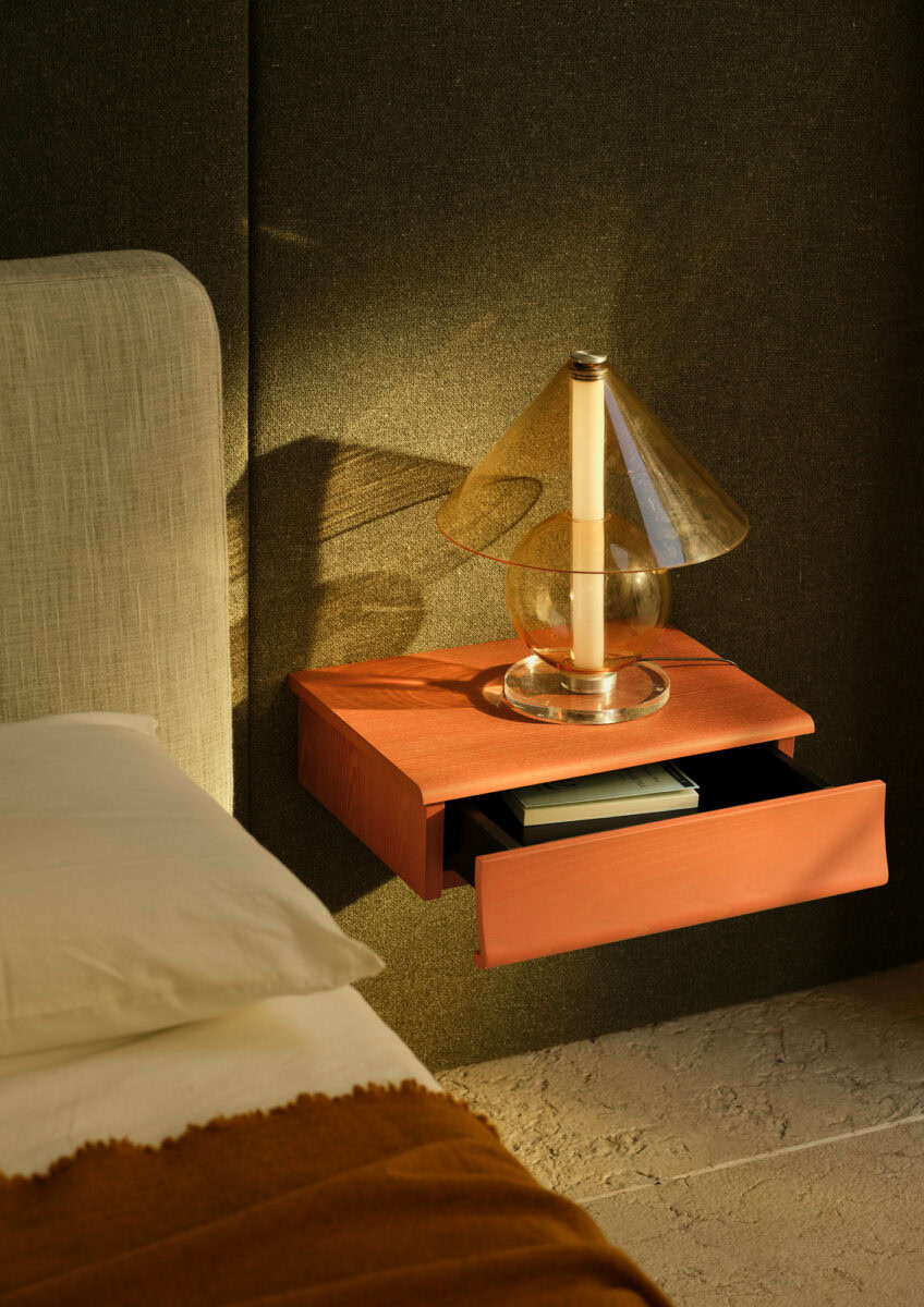 comodino-rideaux-sospeso-terra-di-siena-aperto